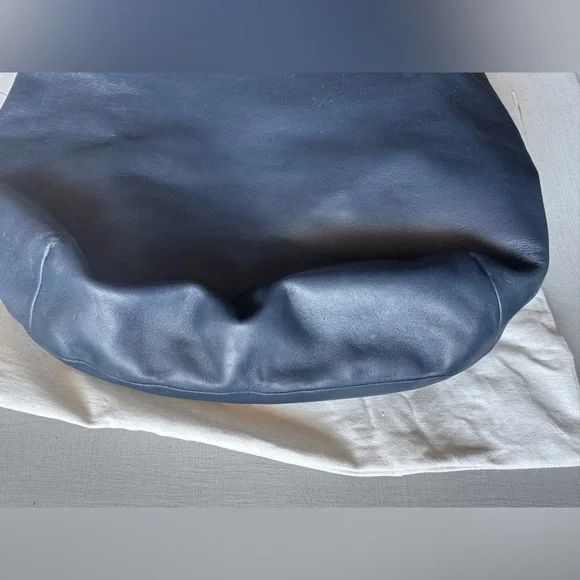 Cuyana Oversized Celestia Bag in Navy Blue - Picture 7 of 16